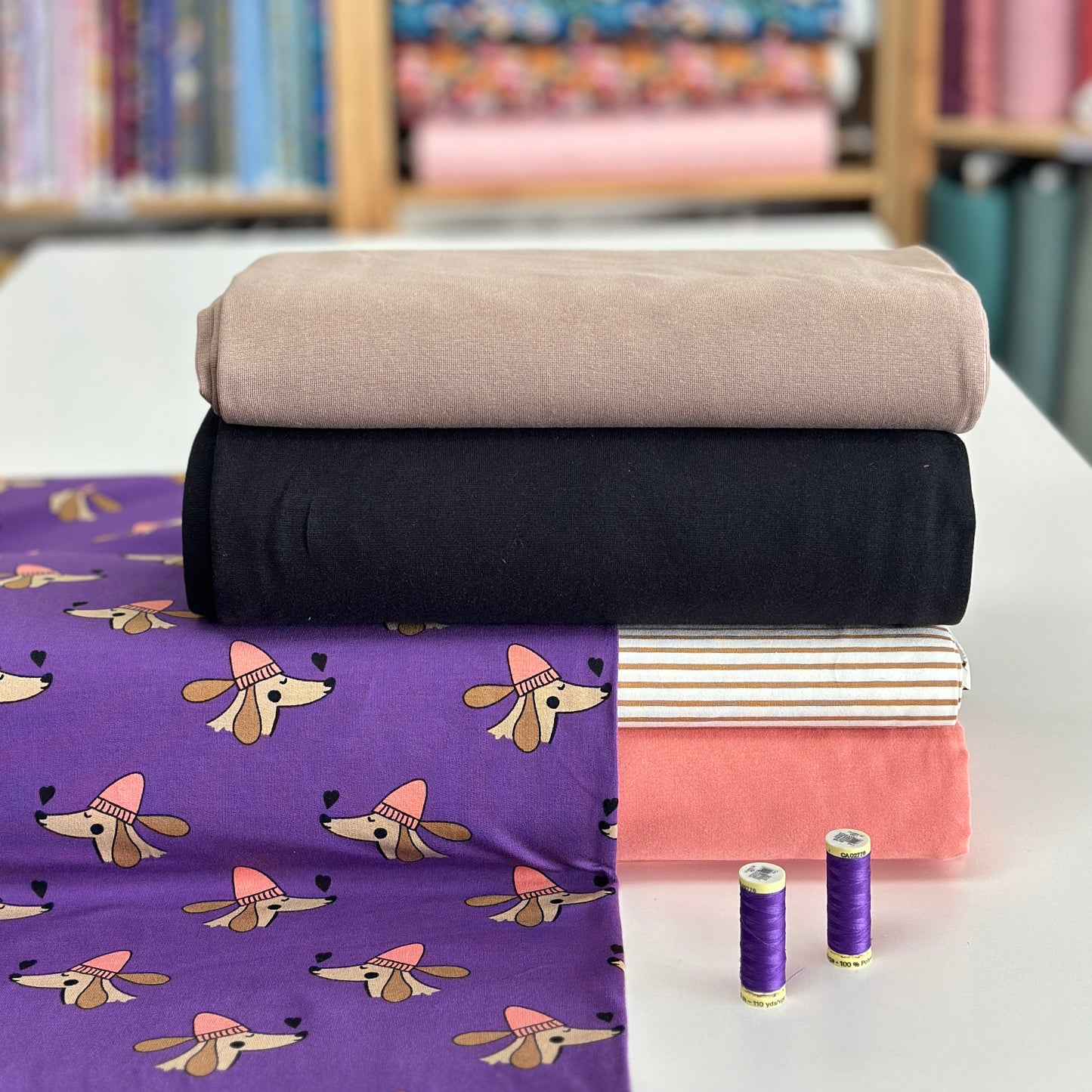 Chiens et coeurs mauve - French Terry imprimé