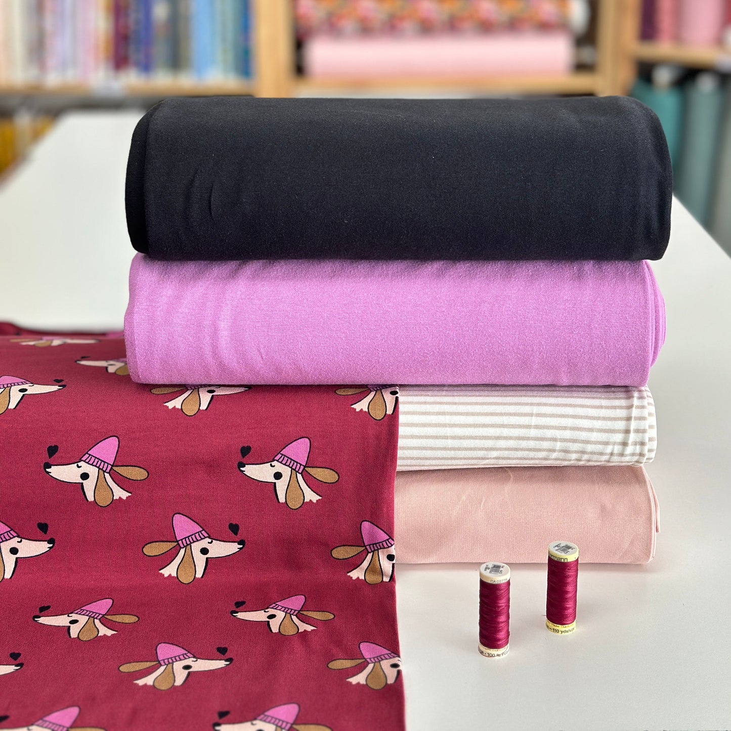 Chiens et coeurs rouge - French Terry imprimé