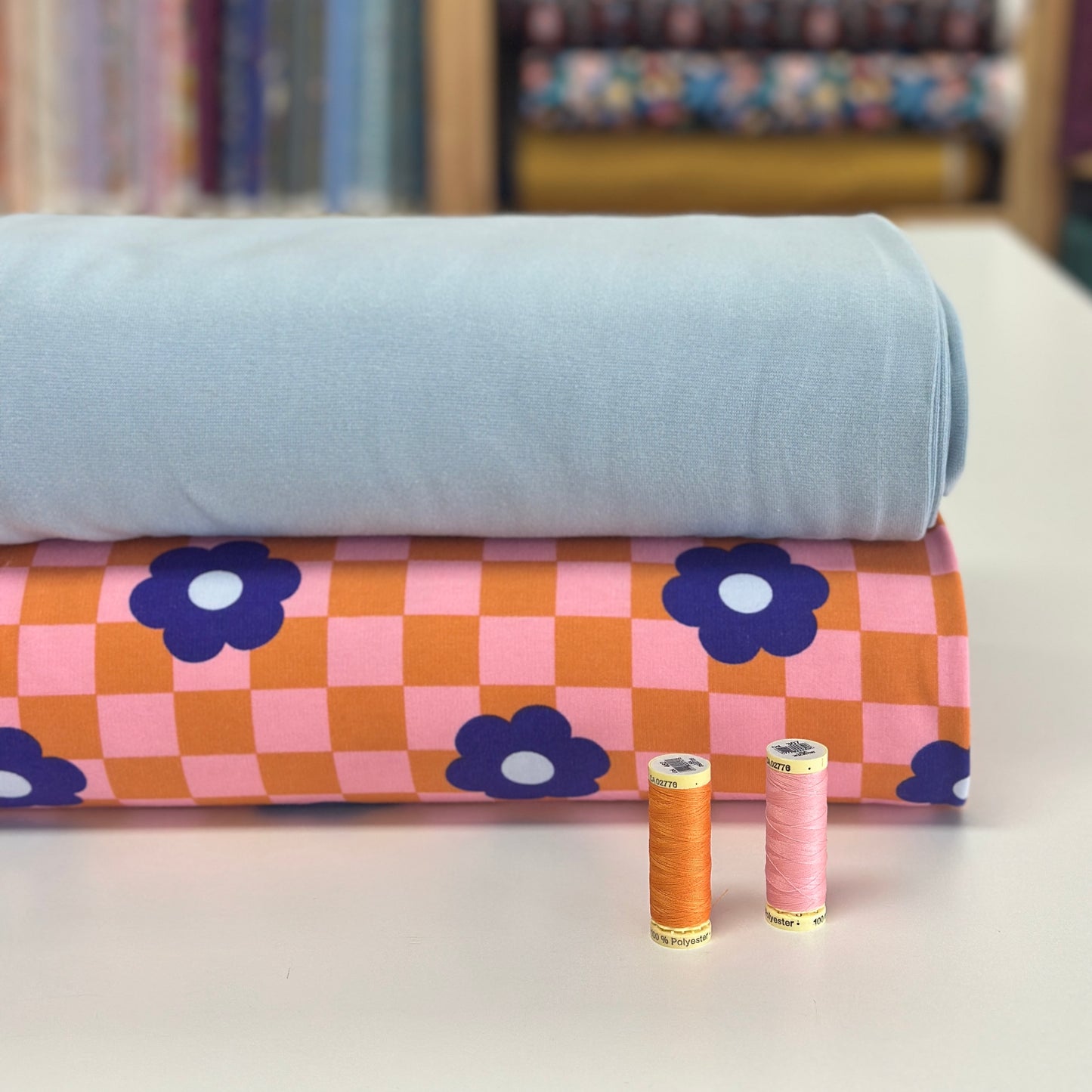 Carreaux orange et fleurs - Coton ouaté extensible imprimé