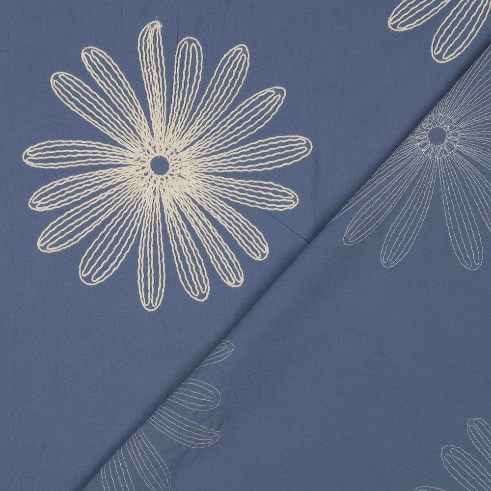 Grosses fleurs brodées bleu - Coton brodé