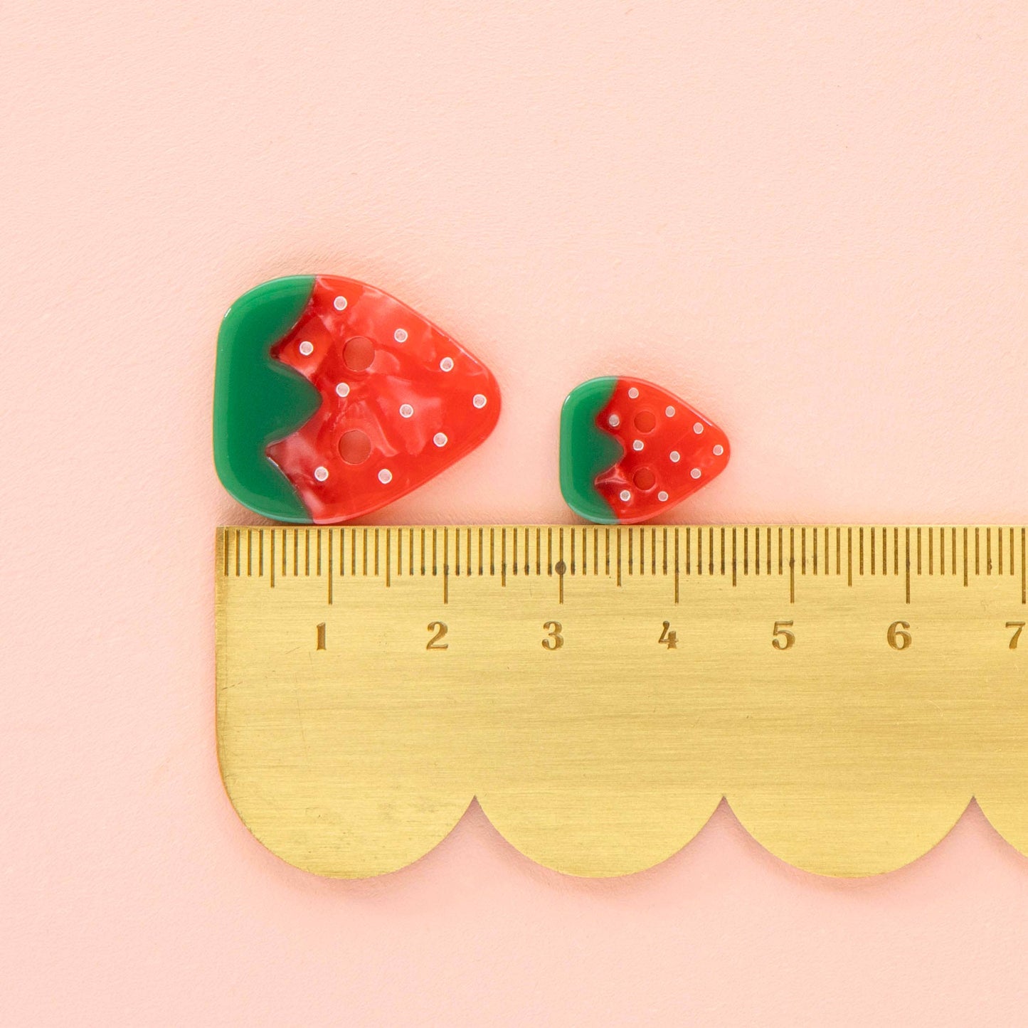 Boutons Fraise Petits 5/8"