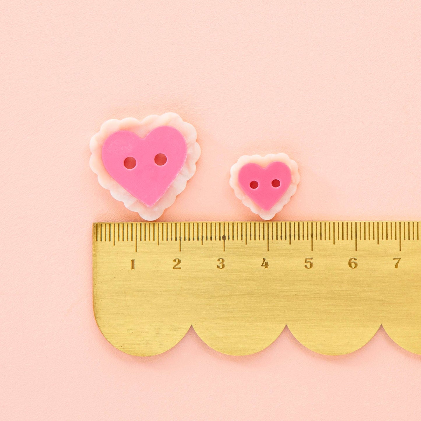 Grands boutons roses en forme de cœur 1"